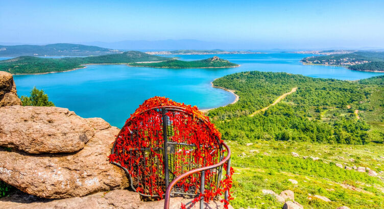Bozcaada Ayvalık Çeşme Kuşadası Pamukkale Salda Gölü Turu (2 Gece Otel Konaklamalı) Ana Sayfa / Yurt İçi Turlar / Bozcaada Ayvalık Çeşme Kuşadası Pamukkale Salda Gölü Turu (2 Gece Otel Konaklamalı)