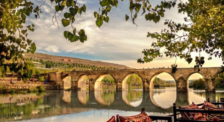 Güneyden Kuzeye Doğu Ekspresi Turu İle Diyarbakır Tatvan Van Nahçıvan Kars Erzurum Turu (Tren Gidiş Uçak Dönüş) Ana Sayfa / Yurt İçi Turlar / Güneyden Kuzeye Doğu Ekspresi Turu İle Diyarbakır Tatvan